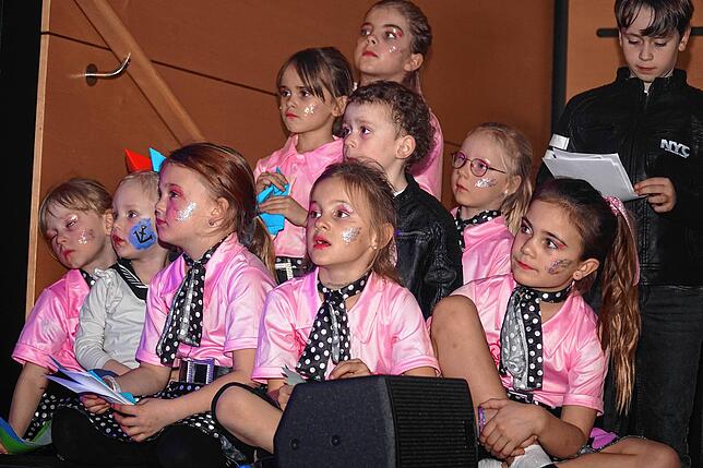 Sie warten auf den Auftritt: De Tänzerinnen des Kinderballetts &bdquo;Die Sweeties&ldquo;.