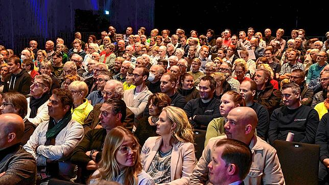 270 Bürger informieren sich über den Cityring und die neuen Verkehrspläne für Donaueschingen.