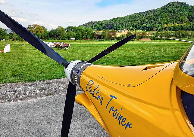 Die beiden Elektromotoren sitzen direkt hinter dem Propeller. Sie leisten zusammen 70 Kilowatt. Völlig ausreichend für das, was von ...