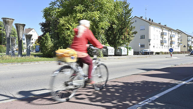 Künftige Wegführung für Radfahrer am Elefantenbrunnen (links): Um entlang der Haselbrunnstraße zu fahren, sollen die Radler den Radweg ...
