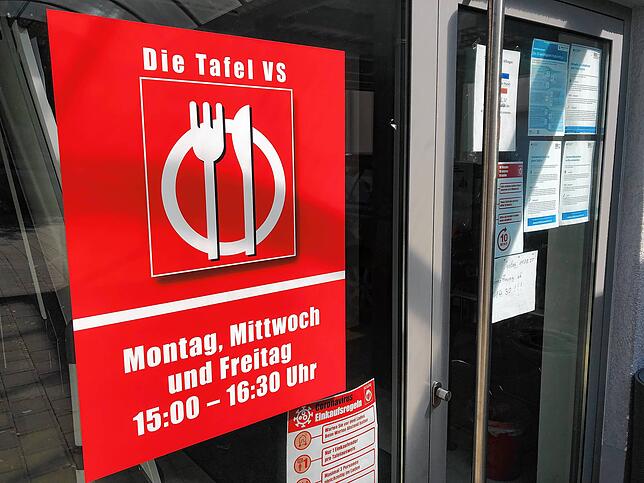 Weil wegen Corona immer nur drei Menschen gleichzeitig im Laden sein dürfen, hat die Tafel ihre Öffnungszeiten vorübergehend ausgedehnt. ...