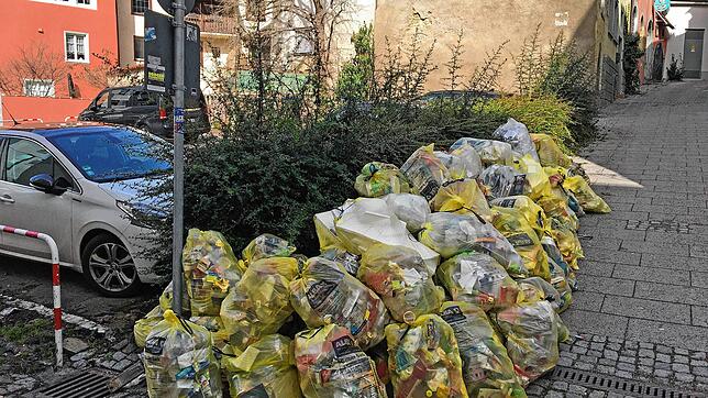 &bdquo;Zu früh rausgestellt, zu spät abgeholt&ldquo;: Stadtrat Ulrich Krezdorn ist ein aufmerksamer Beobachter der ...
