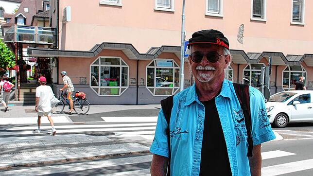 Der Behindertenbeauftragte des Landkreis Konstanz, Oswald Ammon, vor dem Zebrastreifen am Radolfzeller Bahnhof. Bild: Anna-Maria Schneider