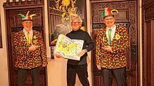 Laufnarrenvater Michael Zehnle (links) Künstler Njoschi Weber (Mitte) und Narrenrichter Jürgen Koterzyna (rechts) präsentierten das ...