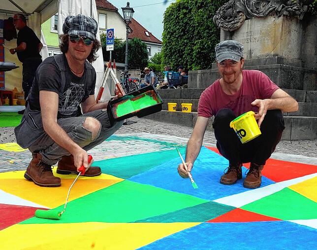 Die Anra-Brüder sind auch bei verschiedenen Kunstaktionen in der Region präsent, wie bei im Sommer 2021 bei der Luftart in Tiengen. ...