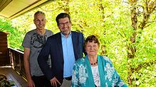 Ortsvorsteher Erwin Knoll (links) und Bürgermeister Ralph Gerster (Mitte) gratulierten Ida Keller, die ihren 80. Geburtstag feierte.