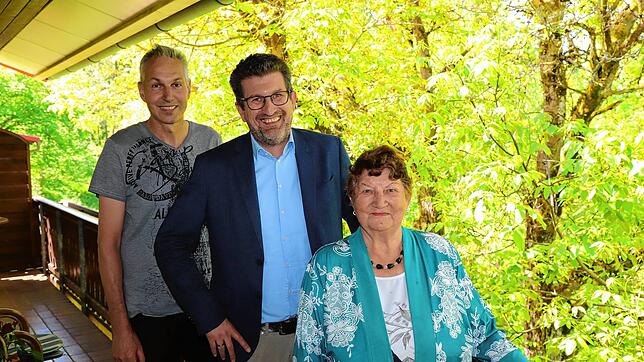 Ortsvorsteher Erwin Knoll (links) und Bürgermeister Ralph Gerster (Mitte) gratulierten Ida Keller, die ihren 80. Geburtstag feierte.