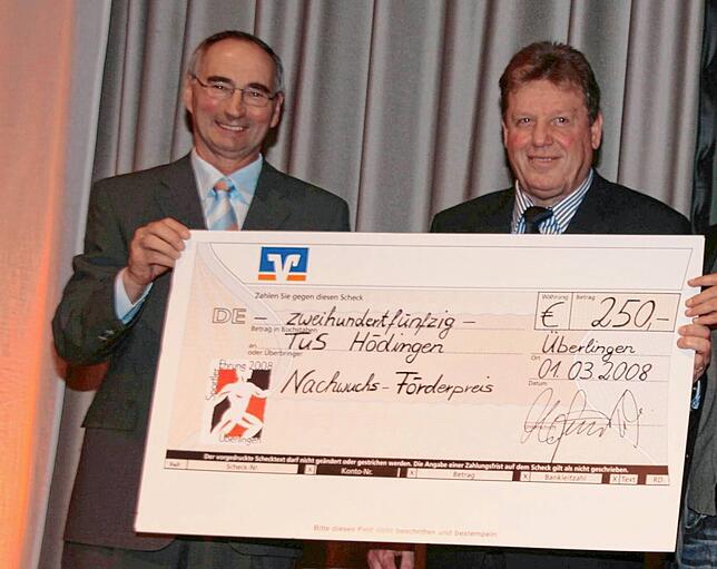 Bei den Sportlerehrungen der Stadt Überingen nahm Engelbert Sigwarth (links) im Jahr 2008 gemeinsam mit dem damaligen Ortvorsteher ...