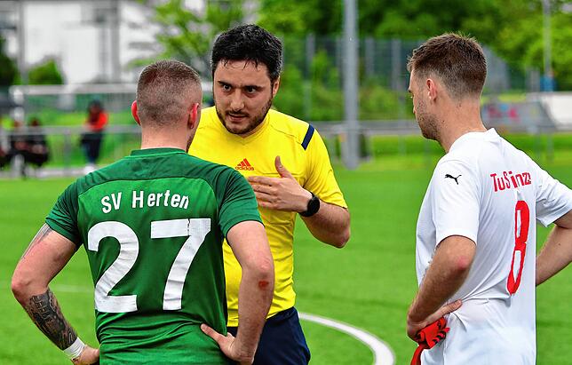Bei mir lief es nicht rund: Schiri Nico Martorana erwischte beim 2:2 des SV Herten gegen den TuS Binzen nicht seinen besten Tag. Nach ...