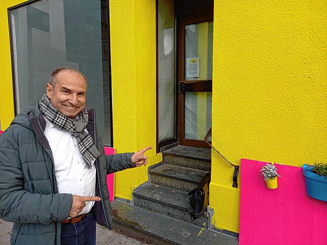 Hier ginge es rein, wenn man noch dürfte: Der FDP-Vorsitzende Rolf Haas zeigt im November auf die Eingangstüre des gelben Hauses in der ...