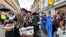 Fröhliche Narren auf dem Sonntagsumzug in Überlingen. Auch die Polizei zeigt sich erfreut über die diesjährige Fasnet im Bodenseekreis.