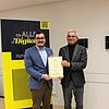 Von Innenminister Thomas Strobl erhält Bürgermeister Selcuk Gök (l.) den Bescheid zum Breitbandausbau. Bild: Ministerium