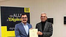 Von Innenminister Thomas Strobl erhält Bürgermeister Selcuk Gök (l.) den Bescheid zum Breitbandausbau. Bild: Ministerium