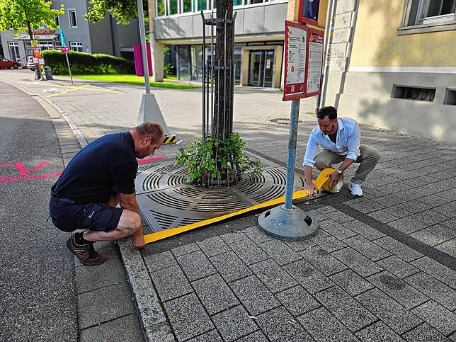 Am Donnerstag bringt Uwe Böhler, stellvertretender Ordnungsamtsleiter der Stadt Waldshut-Tiengen, an der Bismarckstraße in Waldshut ...