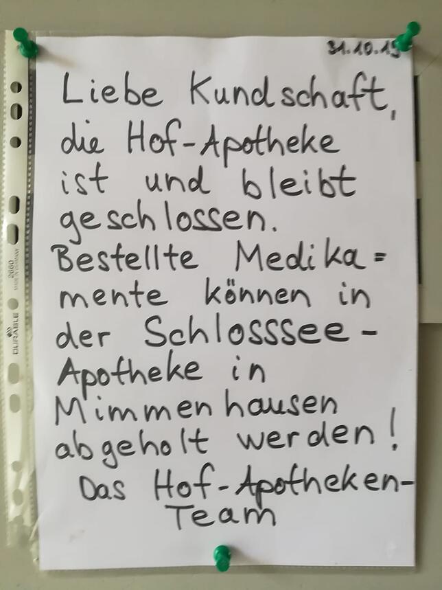 Ein kleiner handgeschriebener Zettel verweist seit dem 1. November 2019 die ehemaligen Kunden der Hofapotheke nun an die ...
