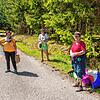 Birgit Matt, Andrea Isele und Hilda Isele (von links) säuberten die Wege an der Hochstraße mit dem nötigen Abstand.