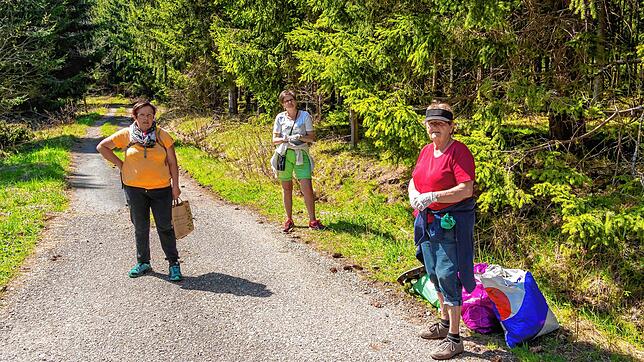 Birgit Matt, Andrea Isele und Hilda Isele (von links) säuberten die Wege an der Hochstraße mit dem nötigen Abstand.