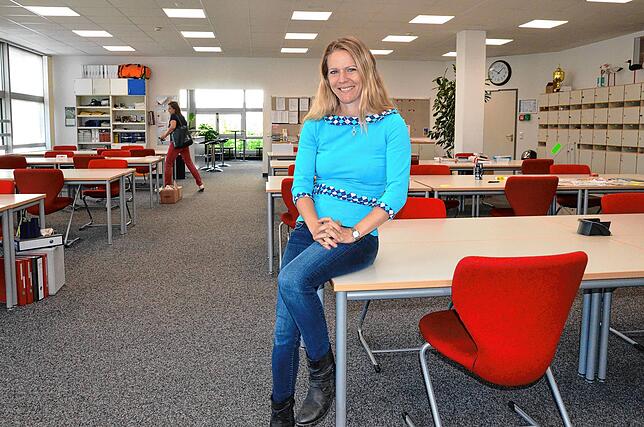 Realschul-Rektorin Veronika Elflein im Lehrerzimmer, wo die Stühle und Tische der Kollegen auf Abstand stehen.