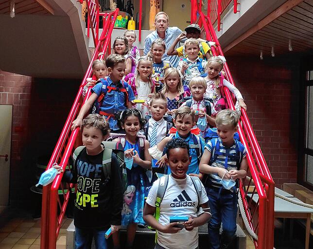 Die Schüler der Klasse 1b an der Grundschule Mühlhausen-Ehingen mit Klassenlehrer Malte Sündermann.
