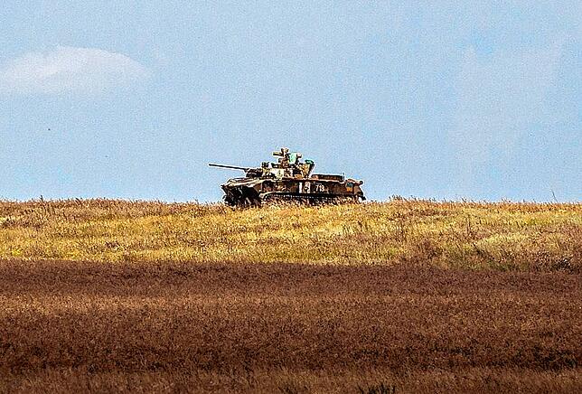 Die Ukraine ist nicht erst seit gestern Kriegsgebiet. Im Bild steht ein Panzer der ukrainischen Armee 2014 auf einem Feld nahe der ...