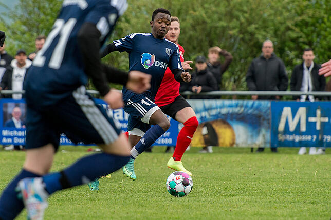 Pech: Lamin Kanteh (Mitte) verpasste zwei Mal einen Torerfolg für den SV Obersäckingen beim 0:2 im Derby gegen den FC 08 Bad Säckingen.