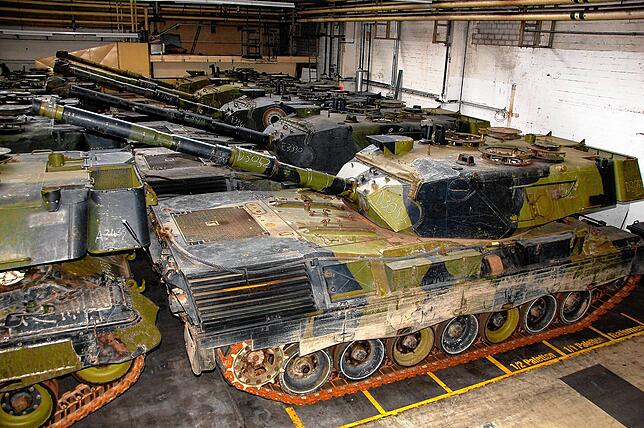 Leopard-Panzer vom Typ Leopard 1 A5 aus dänischen Beständen stehen in Flensburg in einer Halle, hier ein Bild aus dem Jahr 2010. Dieser ...