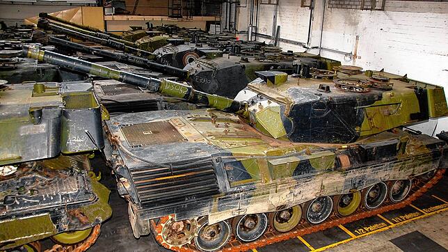 Leopard-Panzer vom Typ Leopard 1 A5 aus dänischen Beständen stehen in Flensburg in einer Halle, hier ein Bild aus dem Jahr 2010. Dieser ...