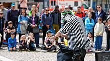 Mario Richter alias &bdquo;Crazy shit&ldquo; führt beim Aktionstag in der Innenstadt vor, wie er als Zauberer begonnen hat, und ...