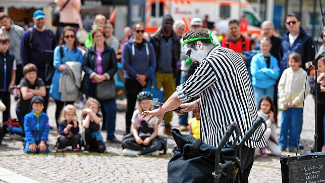 Mario Richter alias &bdquo;Crazy shit&ldquo; führt beim Aktionstag in der Innenstadt vor, wie er als Zauberer begonnen hat, und ...