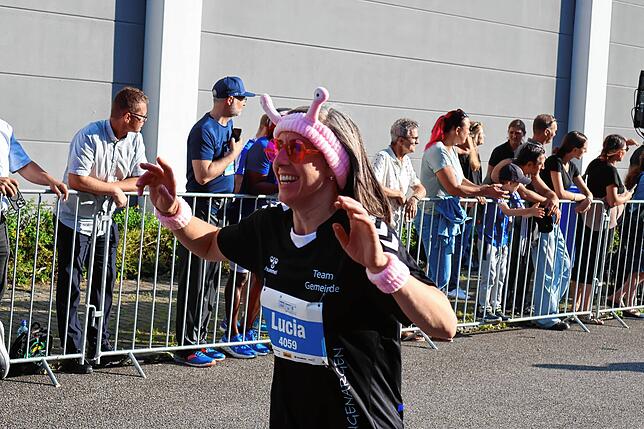 Bild 16: Mit Ausdauer und Kreativität- tausende Läufer messen sich beim ZF Firmenlauf