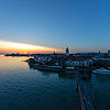 Friedrichshafen bei Nacht.