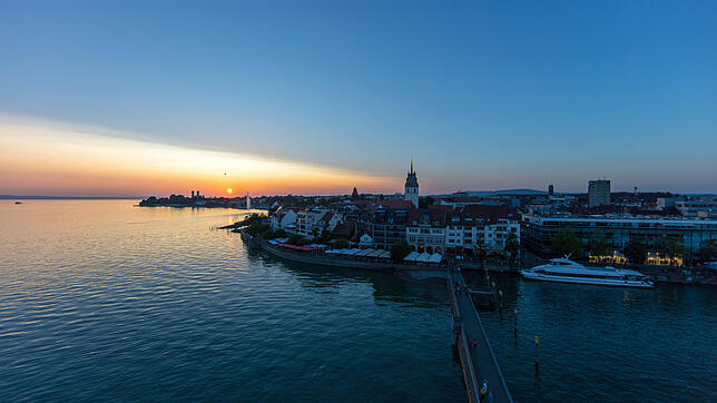 Friedrichshafen bei Nacht.