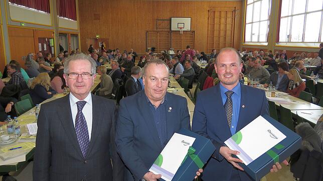 Der neue Dirigent der Stadtkapelle Blumberg, Andreas Hirt, bei einer Auszeichnung im Jahr 2018: Der Präsident des Blasmusikverbandes ...