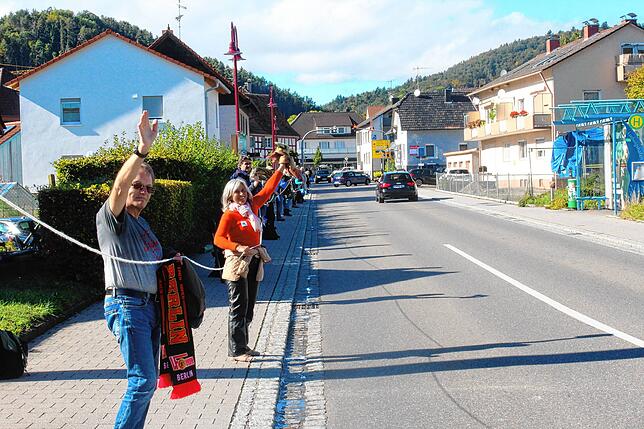 Bild 9: Bilder von der &bdquo;Querdenker&ldquo;-Menschenkette in Bodman-Ludwigshafen