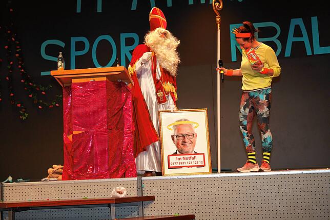 Selbst der Nikolaus war am Sportlerball anwesend und nahm die Bürgermeisterin ins Gespräch.