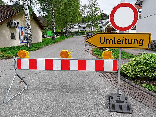 Die Straße zur Brandruine ist abgesperrt. Erst wenn die Asbest-Rückstände beseitigt sind, soll die Straße für den Verkehr wieder ...