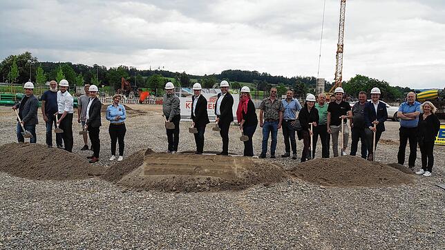 Sie schaufeln für das neue Fachmarktzentrum in Lottstetten.