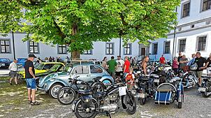 Das Oldtimertreffen ist gut besucht. Im Innenhof des Schlosses finden die Besucher nicht nur zahlreiche Autos, Motorräder und Traktoren, ...