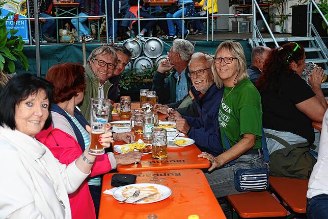Bild 8: Dingelsdorf feiert sein Herbstfests 2025: So ausgelassen ist die Stimmung am Samstag