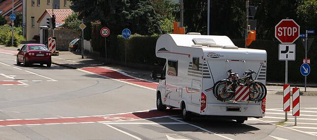 Der Fahrer dieses Campingwagens fährt ohne anzuhalten an der Stopp-Stelle vorbei. Auch solches Verhalten von Autofahrern ist täglich ...