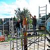 Hildegard Obert und Margot Allgaier von der Aktionsgruppe Aktiv für Schönwald streichen in luftiger Höhe die Skulptur am Kindergarten ...
