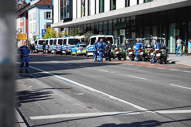 Mehrere Hundertschaften der Polizei waren an dem Demo-Wochenende im Einsatz. 750 am Samstag und nochmal hundert mehr am Sonntag.