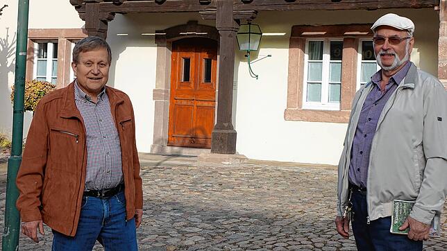 Reinhard Valenta und Günter Kramer führen Regie bei den Tonaufnahmen aus der Wörtersammlung im Wehrer Dialekt.