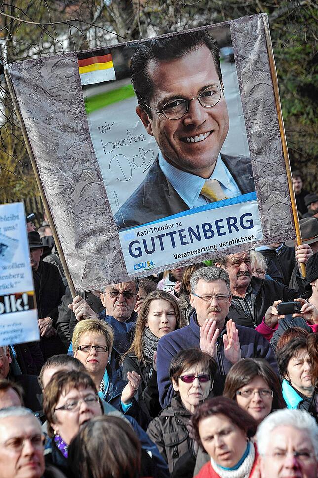 Bei den Wählern beliebt: Guttenberg-Sympathisanten fordern im März 2011) die Rückkehr des zurückgetretenen Verteidigungsministers.