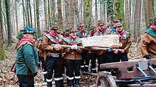 Mühelos heben die Holzhauer im Altbohlwald den Narrenbaum vom Boden auf. Das Sagen hat hier der Förster Wald, Thomas Kötzel (links).