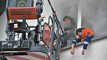 Menschen im brennenden Haus: Die Mitglieder der Jugendfeuerwehr fungieren als Verletzte.