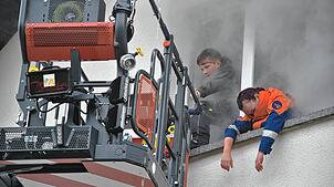 Menschen im brennenden Haus: Die Mitglieder der Jugendfeuerwehr fungieren als Verletzte.
