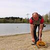 Mato Gucic sammelt am Riedsee-Ufer Zigarettenkippen ein. Am Riedsee-Campingplatz ist die Vermüllung dank umsichtiger Gäste und des ...