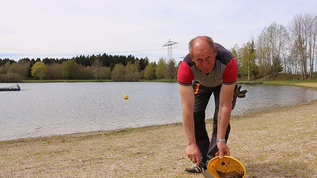 Mato Gucic sammelt am Riedsee-Ufer Zigarettenkippen ein. Am Riedsee-Campingplatz ist die Vermüllung dank umsichtiger Gäste und des ...