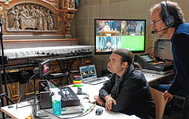 Die Bildregie für den Live-Stream der Indoor-Schwedenprozession in einer Seitenkapelle: Heiko Grebing (links) war mit einem ...